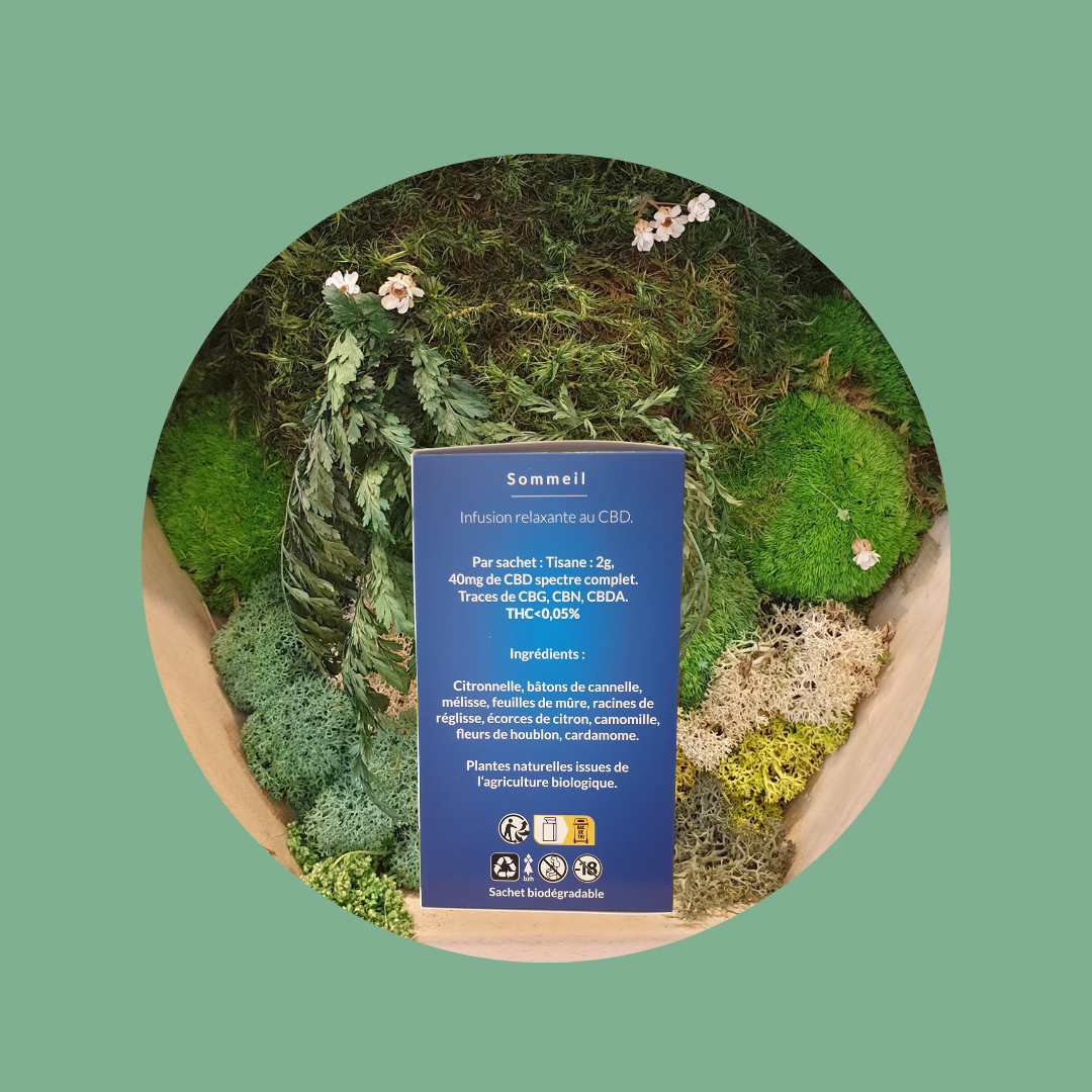 Sommeil 40 mg - Citronnelle, bâton de cannelle, mélisse, feuilles de mûre, racine de réglisse, écorces de citron, camomille, fleurs de houblon, cardamome.